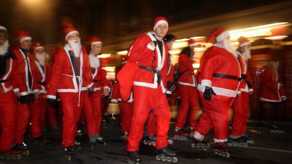 (1)BRITAIN-LONDON-CHRISTMAS-SANTA SKATE